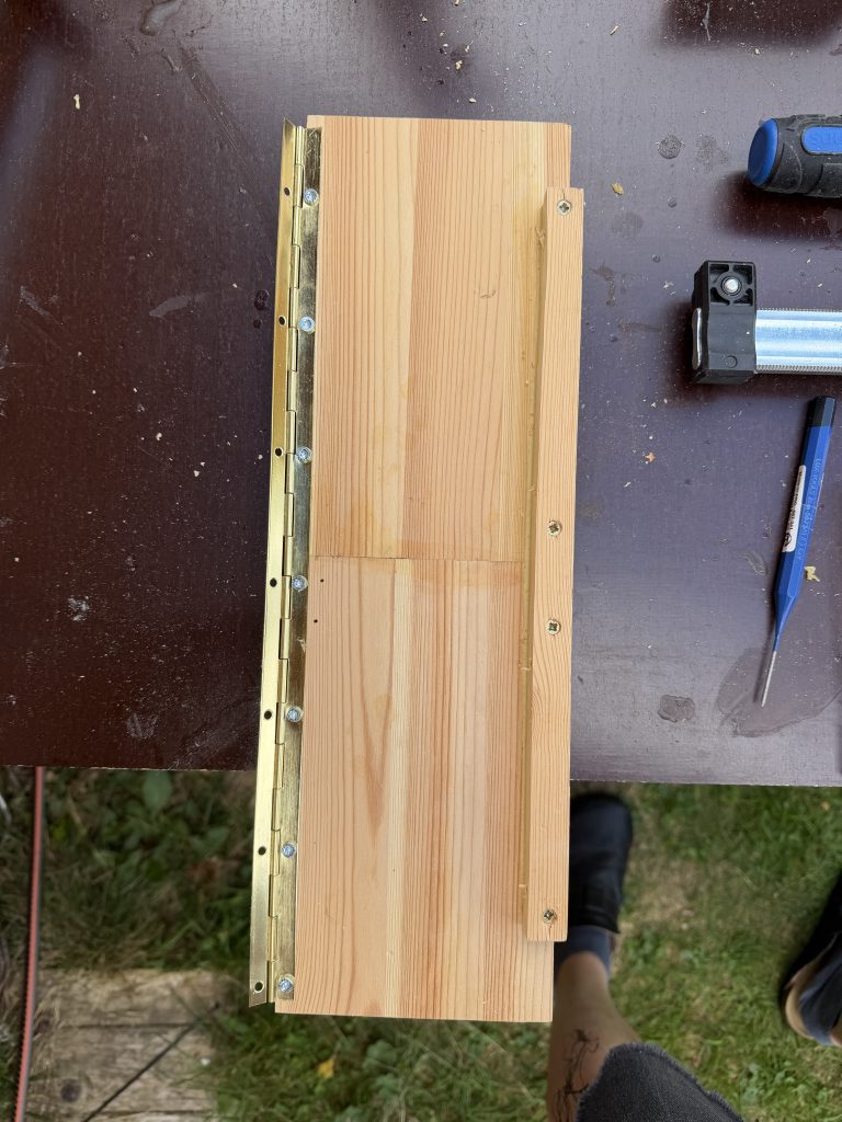 Eine Klappe wird gebaut