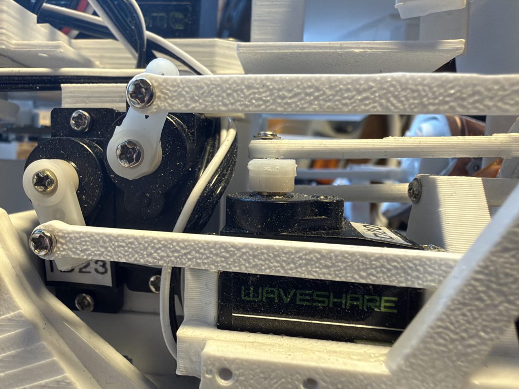Das ist das Original 2 Servos die die Augenlider steuern